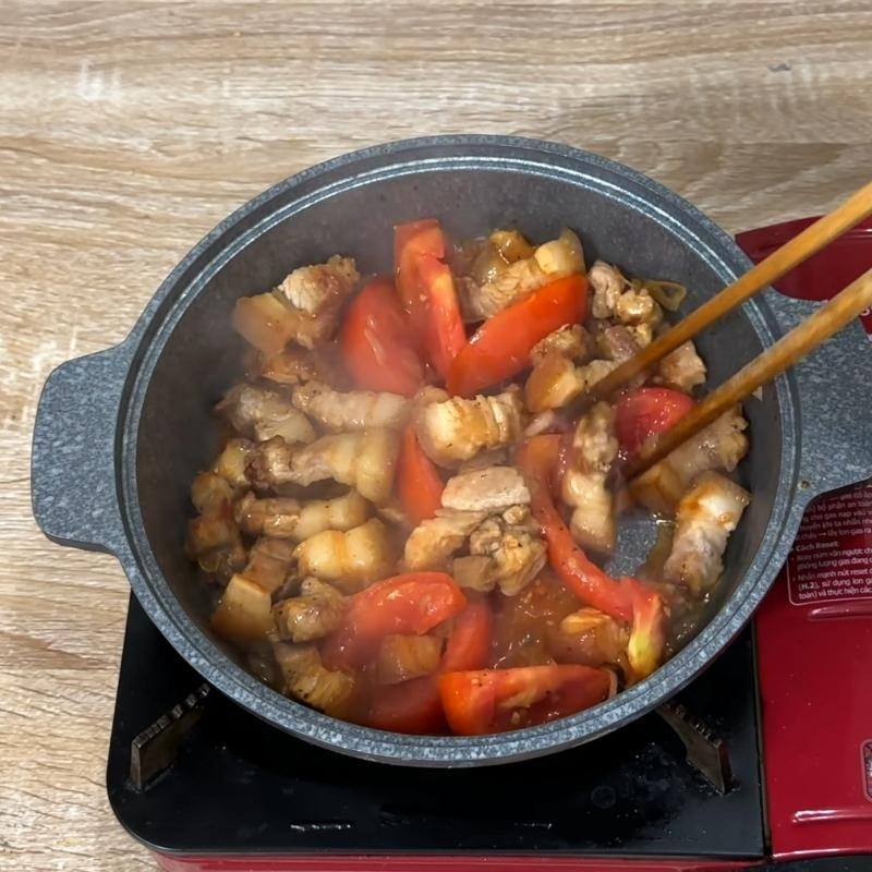 Bước 2 Rang thịt và xào cà chua Canh cà xanh