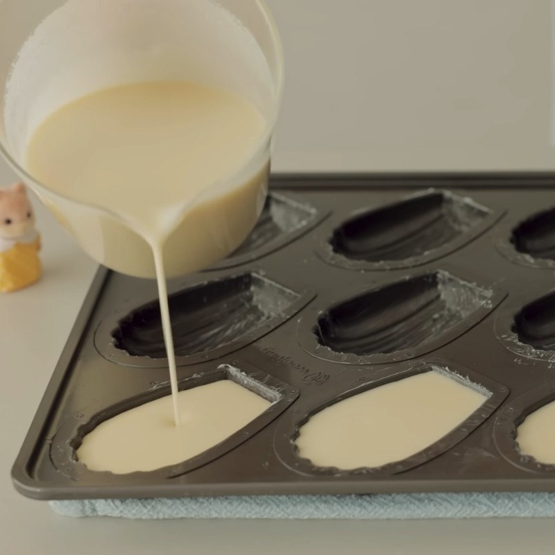 Bước 4 Rót bột và nướng bánh Bánh Butter Tteok