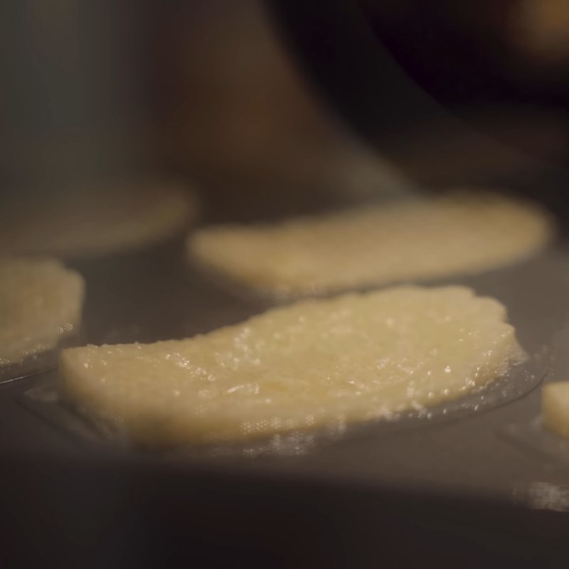 Bước 4 Rót bột và nướng bánh Bánh Butter Tteok