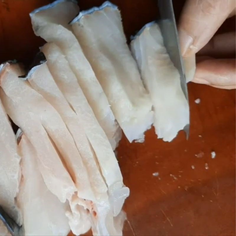 Bước 1 Sơ chế cá tầm và các nguyên liệu Cá tầm xào
