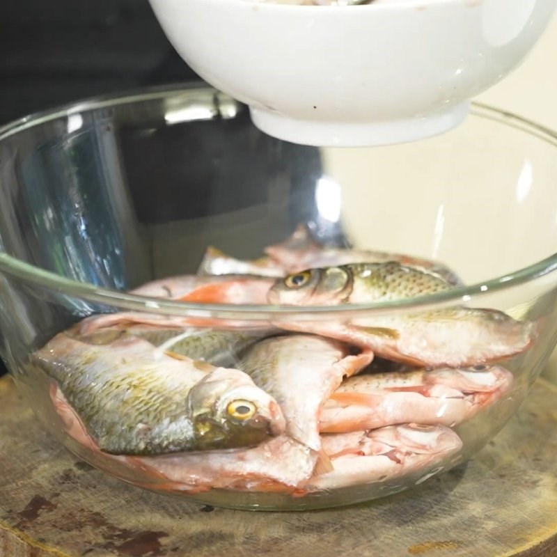 Bước 1 Sơ chế cá và thịt ba chỉ Cá kho dưa chua miền Bắc
