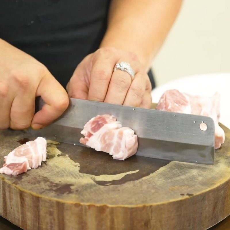 Bước 1 Sơ chế cá và thịt ba chỉ Cá kho dưa chua miền Bắc