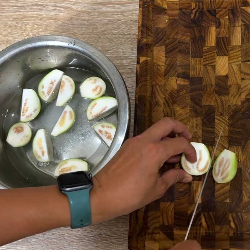 Bước 1 Sơ chế cà xanh và các nguyên liệu Canh cà xanh