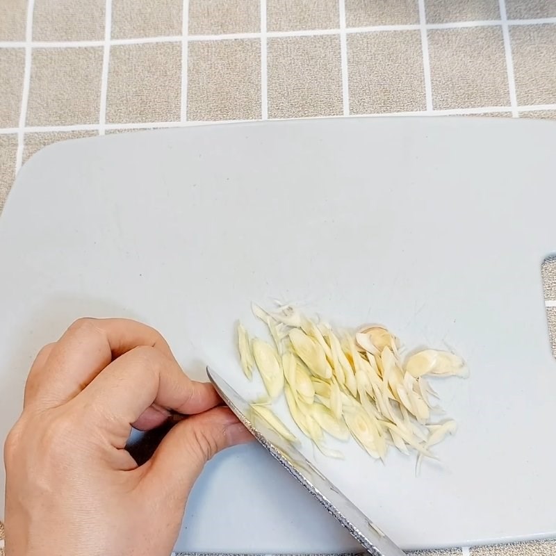 Bước 2 Sơ chế các nguyên liệu khác Thịt ba chỉ rang mắm tép