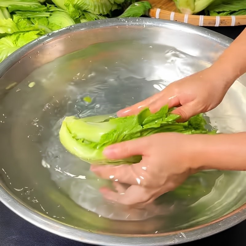 Bước 1 Sơ chế cải và chuẩn bị nước vo gạo Cách muối dưa cải truyền thống