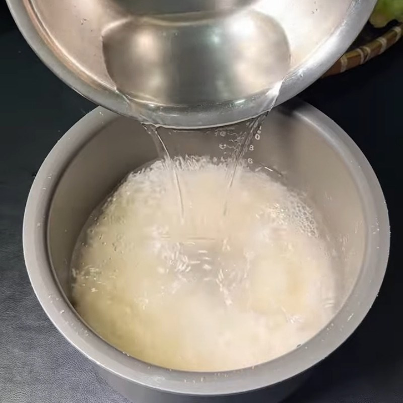 Bước 1 Sơ chế cải và chuẩn bị nước vo gạo Cách muối dưa cải truyền thống