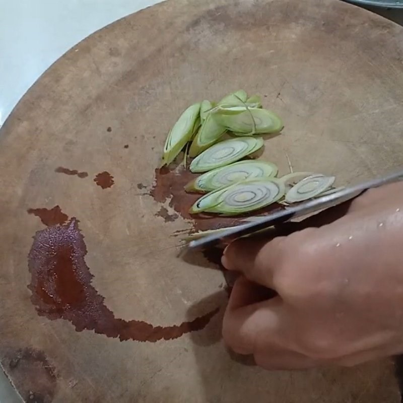 Bước 1 Sơ chế chim cút và các nguyên liệu Chim cút xào sả ớt