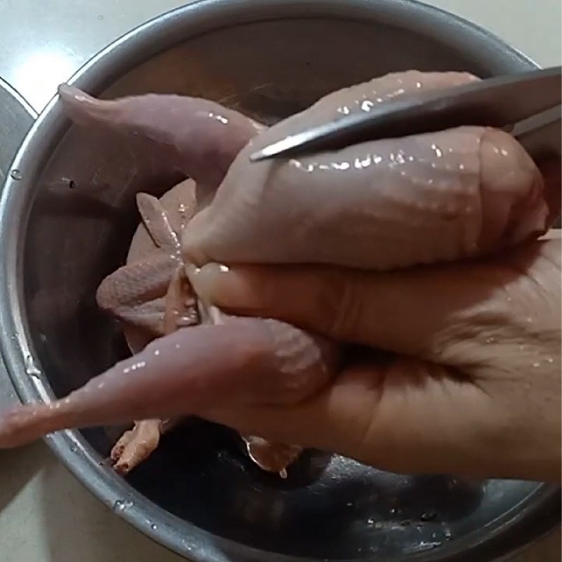 Bước 1 Sơ chế chim cút và các nguyên liệu Chim cút xào sả ớt