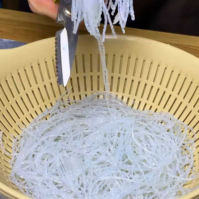 Bước 1 Sơ chế miến và các loại rau củ Miến dong xào