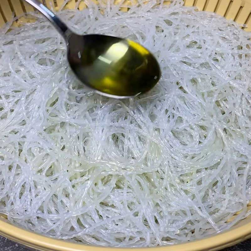 Bước 1 Sơ chế miến và các loại rau củ Miến dong xào