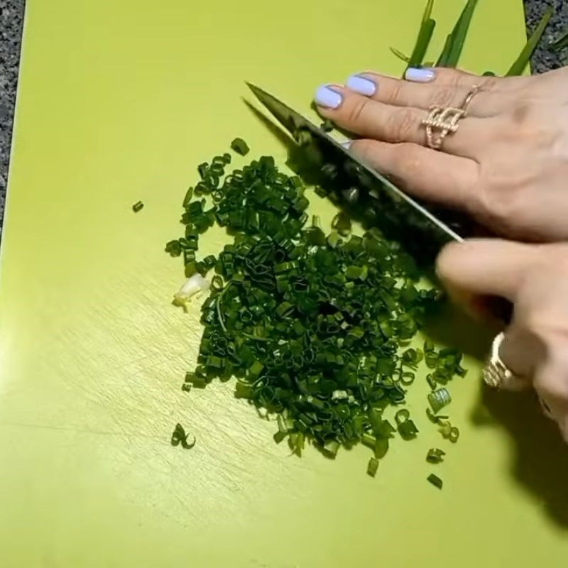 Bước 1 Sơ chế nguyên liệu Bánh tráng nướng đà lạt