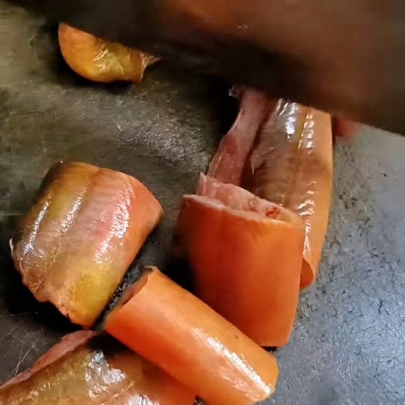 Bước 1 Sơ chế nguyên liệu Lươn xào hoa chuối