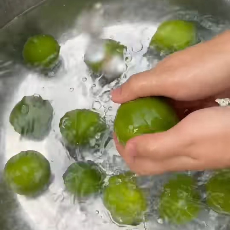 Bước 1 Sơ chế nguyên liệu Cách ngâm chuối chanh đường phèn