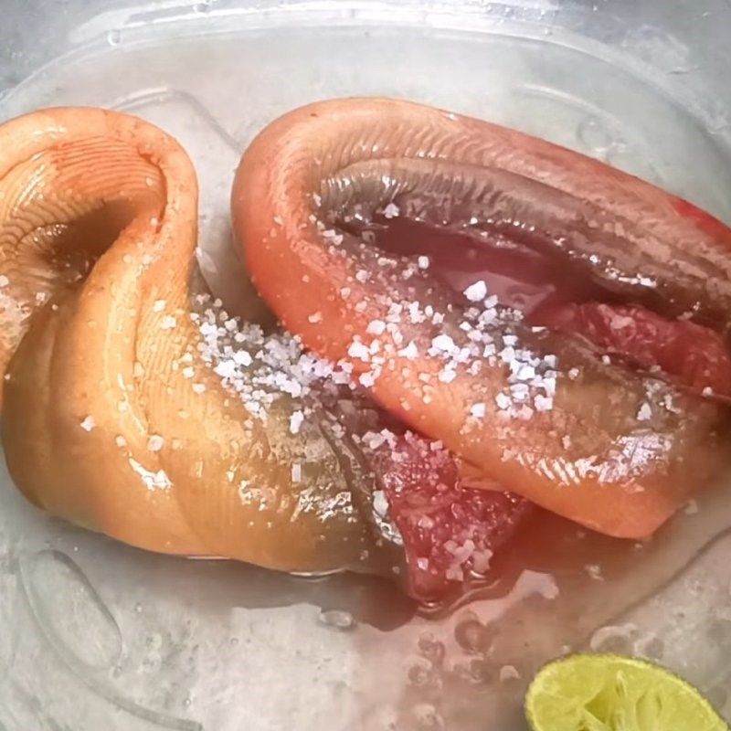 Bước 1 Sơ chế nguyên liệu Lươn xào hoa chuối