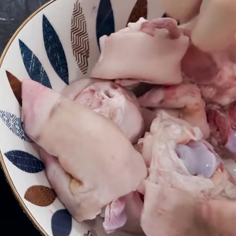 Bước 1 Sơ chế nguyên liệu Canh sầu riêng giò heo