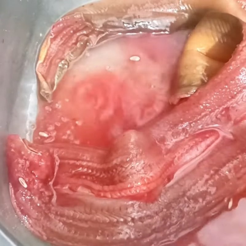 Bước 1 Sơ chế nguyên liệu Lươn xào hoa chuối