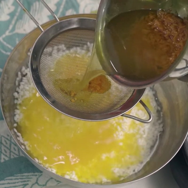 Bước 1 Sơ chế nước cốt nghệ và ngâm gạo Xôi Hoàng Phố