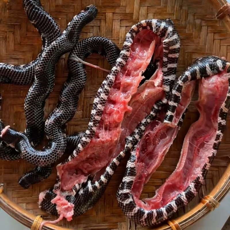 Bước 1 Sơ chế rắn Rắn xào lá cách