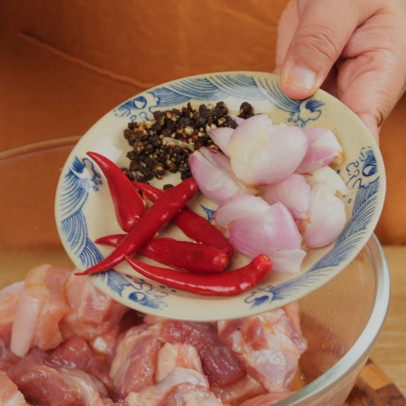 Bước 1 Sơ chế thịt ba chỉ Thịt kho trám xanh