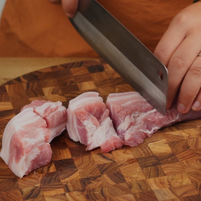 Bước 1 Sơ chế thịt ba chỉ Thịt kho trám xanh