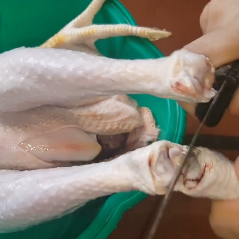 Bước 1 Sơ chế thịt gà luộc lá chanh Gà luộc lá chanh