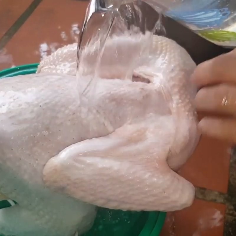 Bước 1 Sơ chế thịt gà luộc lá chanh Gà luộc lá chanh