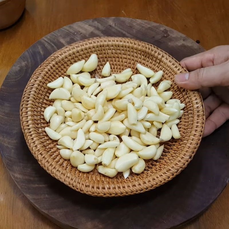 Bước 1 Sơ chế tỏi sạch sẽ Cách ngâm rượu tỏi