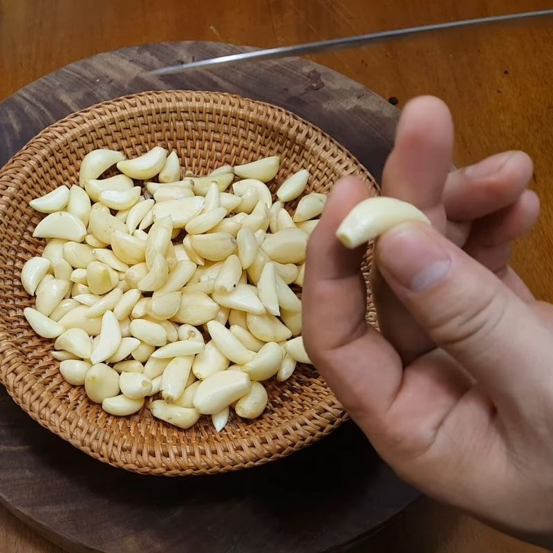 Bước 1 Sơ chế tỏi sạch sẽ Cách ngâm rượu tỏi