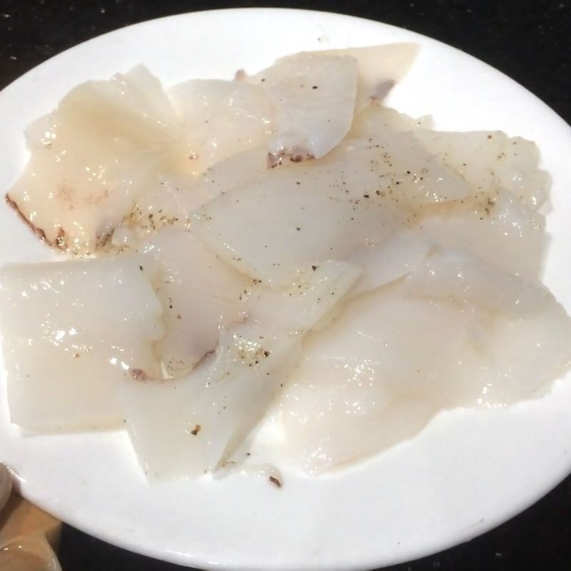 Bước 1 Sơ chế tôm và mực tươi ngon Canh hải sản