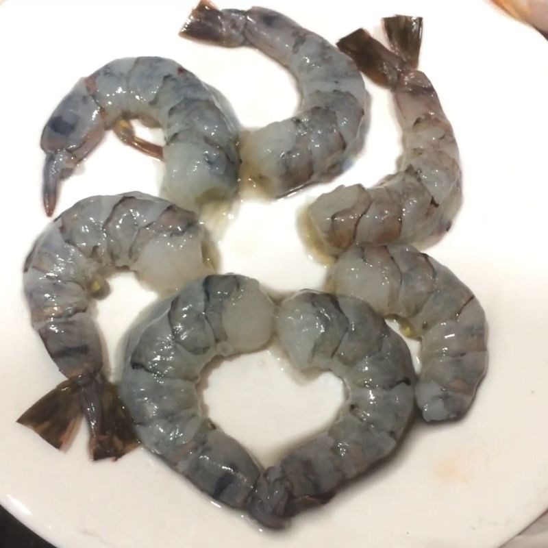 Bước 1 Sơ chế tôm và mực tươi ngon Canh hải sản
