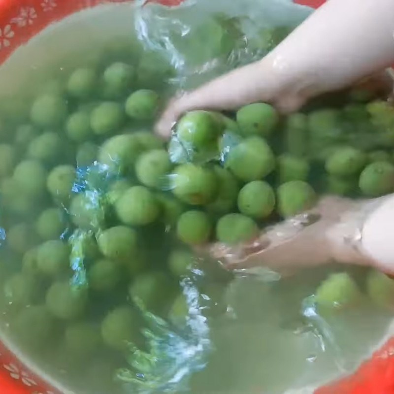 Bước 1 Sơ chế và đập dập sấu Sấu ngâm chua ngọt