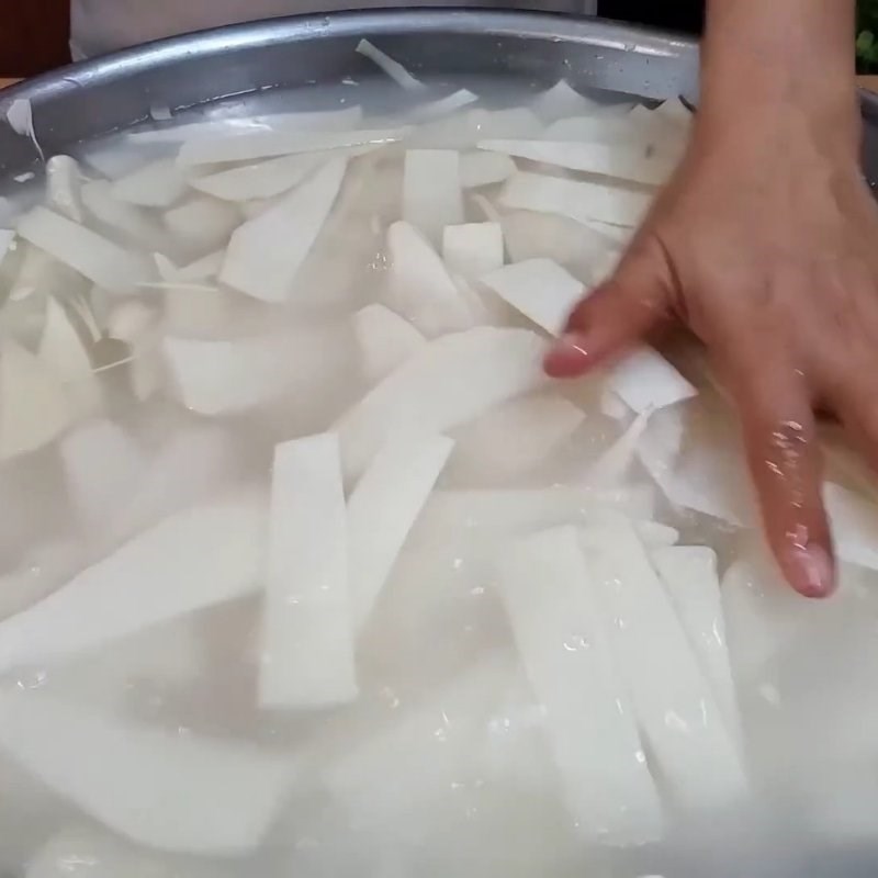 Bước 1 Sơ chế và khử độc măng tươi Cách làm măng chua để cả năm