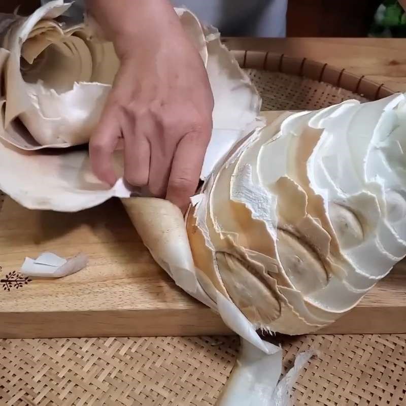 Bước 1 Sơ chế và khử độc măng tươi Cách làm măng chua để cả năm