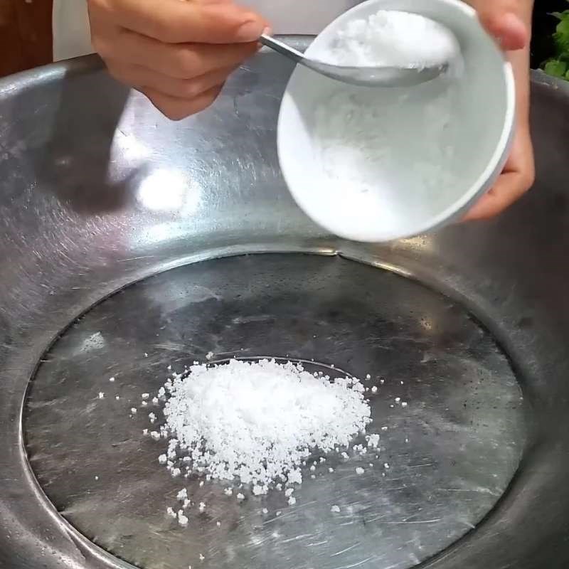 Bước 1 Sơ chế và khử độc măng tươi Cách làm măng chua để cả năm