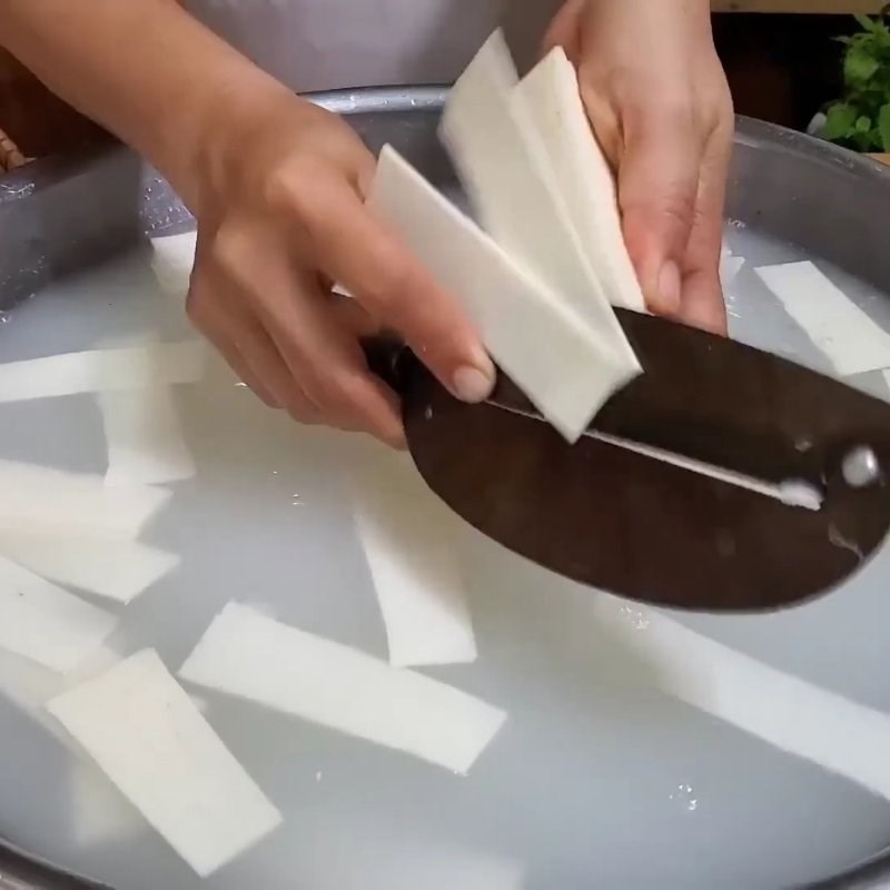Bước 1 Sơ chế và khử độc măng tươi Cách làm măng chua để cả năm