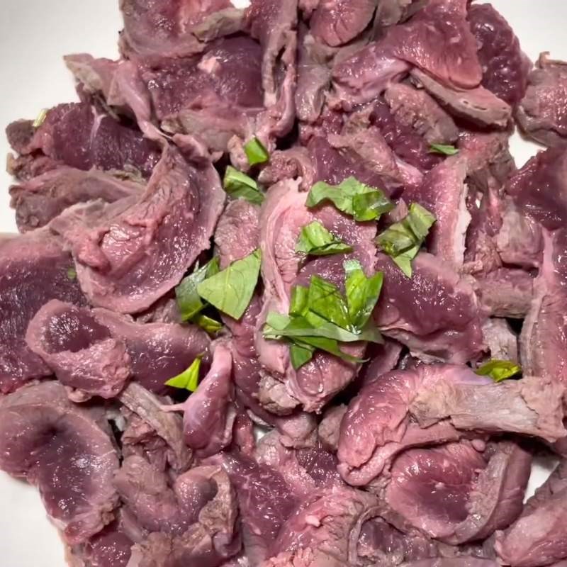 Bước 1 Sơ chế và khử mùi thịt ngựa Thịt ngựa xào rau răm