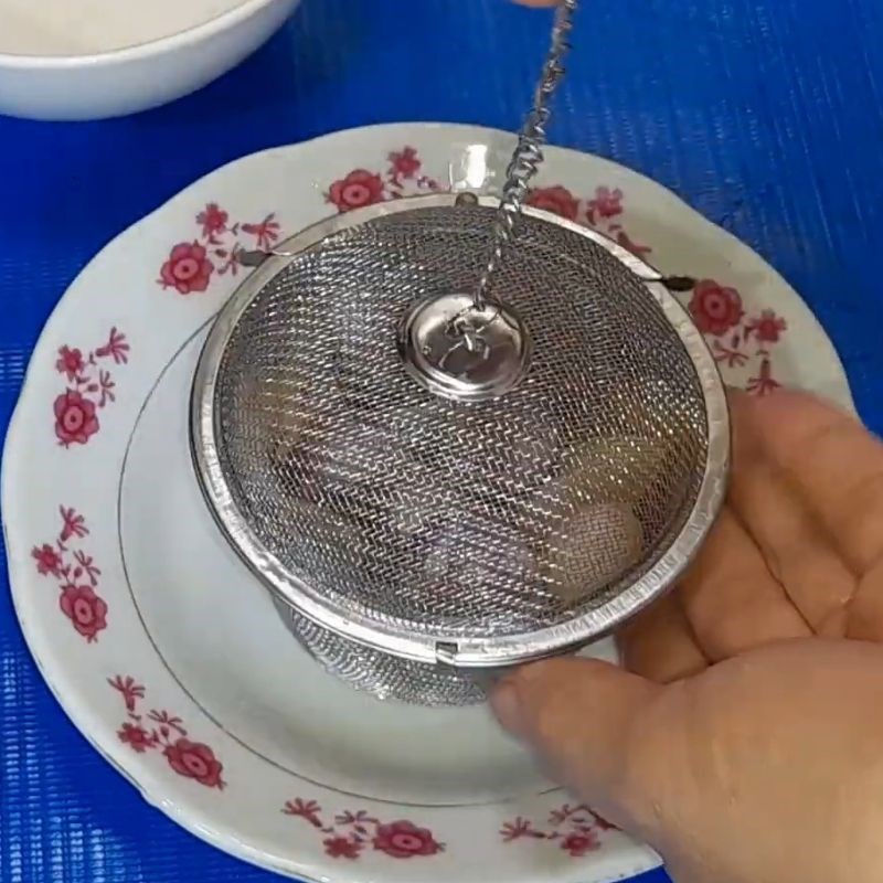 Bước 1 Sơ chế và rang nguyên liệu Hủ tiếu pate bến tre