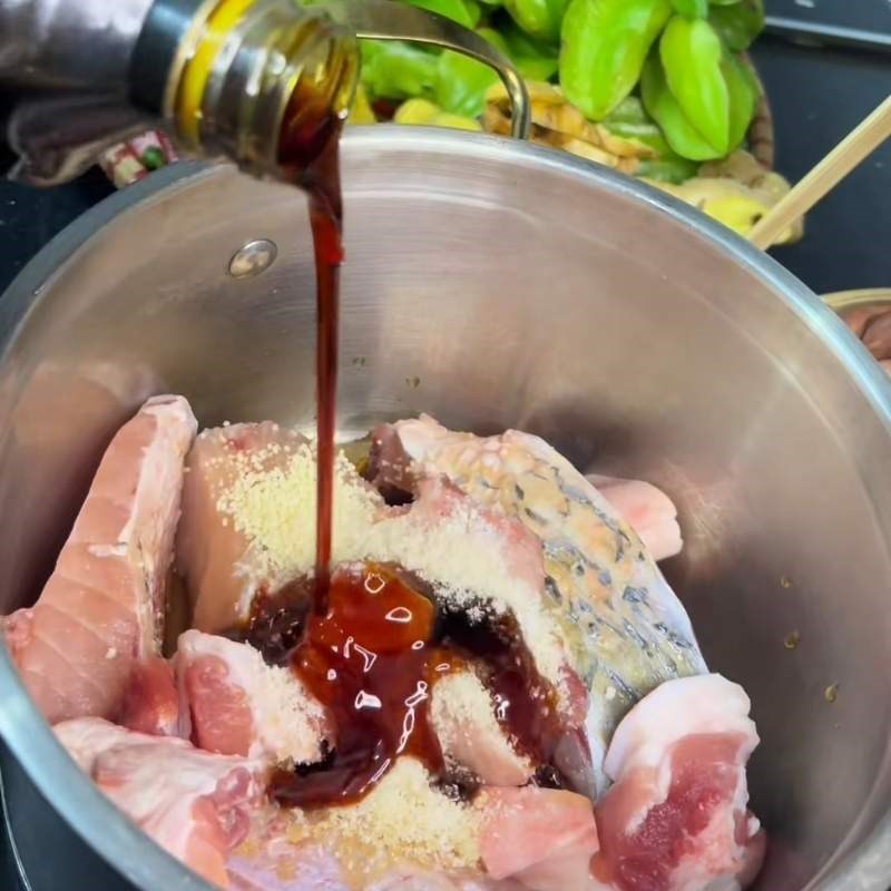 Bước 2 Sơ chế và tẩm ướp cá Cá trắm kho khế chua