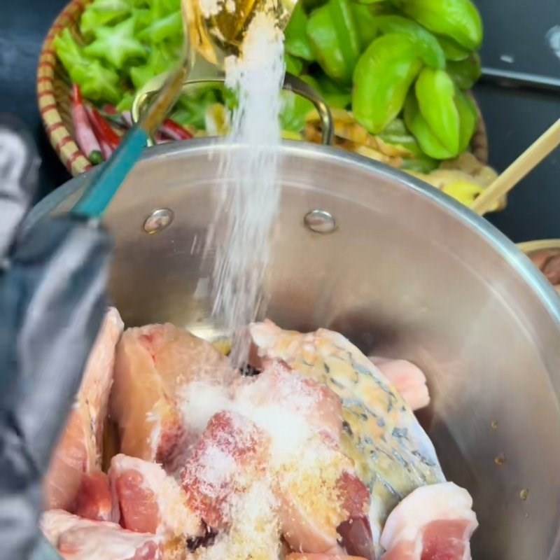 Bước 2 Sơ chế và tẩm ướp cá Cá trắm kho khế chua