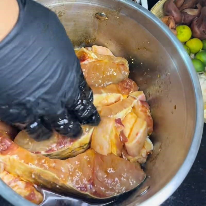 Bước 2 Sơ chế và tẩm ướp cá Cá trắm kho khế chua