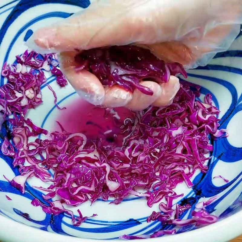 Bước 1 Sơ chế và ướp rau ăn kèm Hamburger chay