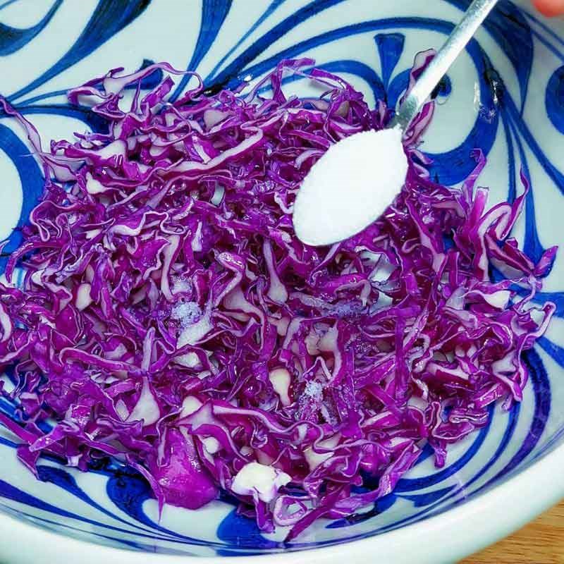 Bước 1 Sơ chế và ướp rau ăn kèm Hamburger chay