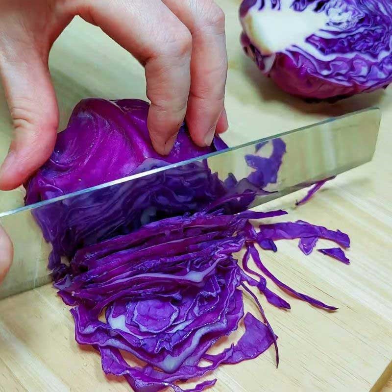 Bước 1 Sơ chế và ướp rau ăn kèm Hamburger chay