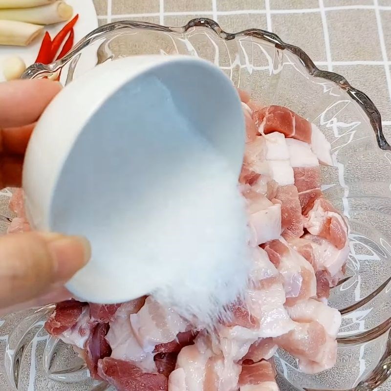 Bước 1 Sơ chế và ướp thịt ba chỉ Thịt ba chỉ rang mắm tép