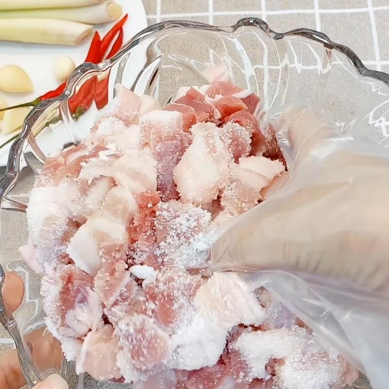Bước 1 Sơ chế và ướp thịt ba chỉ Thịt ba chỉ rang mắm tép