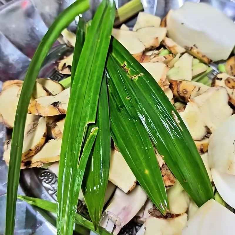 Bước 1 Sơ chế và xào gia vị dậy mùi Dúi hấp
