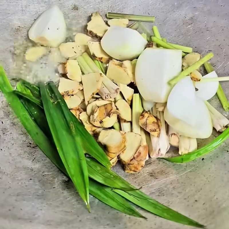 Bước 1 Sơ chế và xào gia vị dậy mùi Dúi hấp