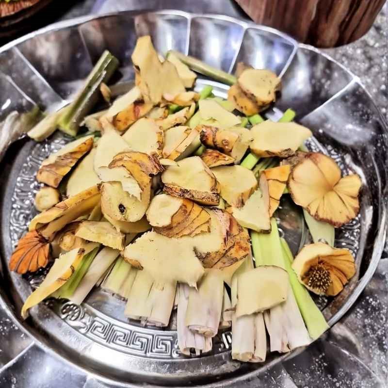 Bước 1 Sơ chế và xào gia vị dậy mùi Dúi hấp
