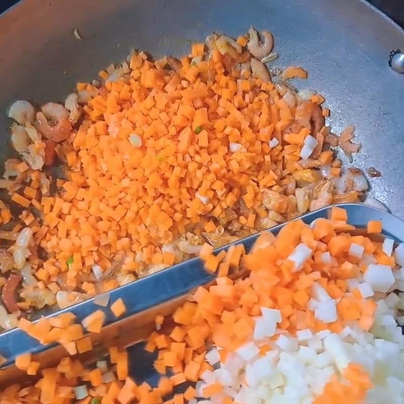 Bước 3 Sơ chế và xào nhân bánh Bánh bò mặn
