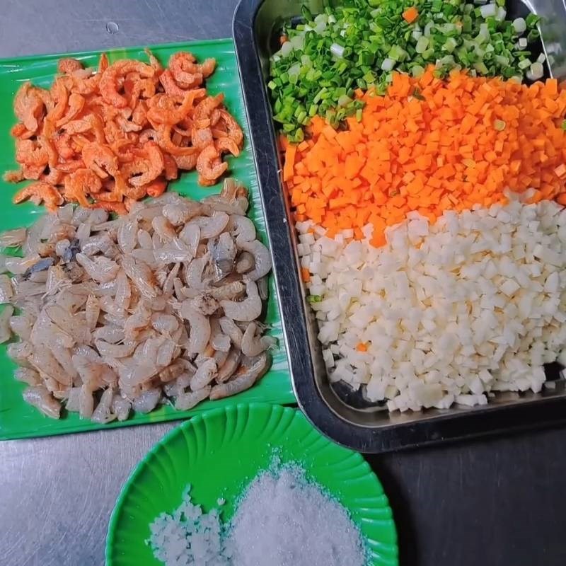 Bước 3 Sơ chế và xào nhân bánh Bánh bò mặn